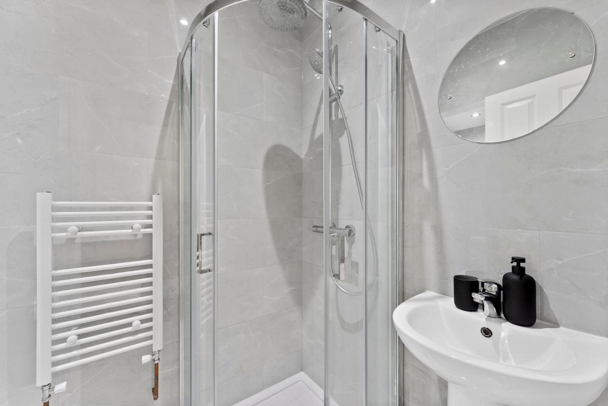 Stylish Wembley Gem - Parking -Sleeps 14 London Luaran gambar