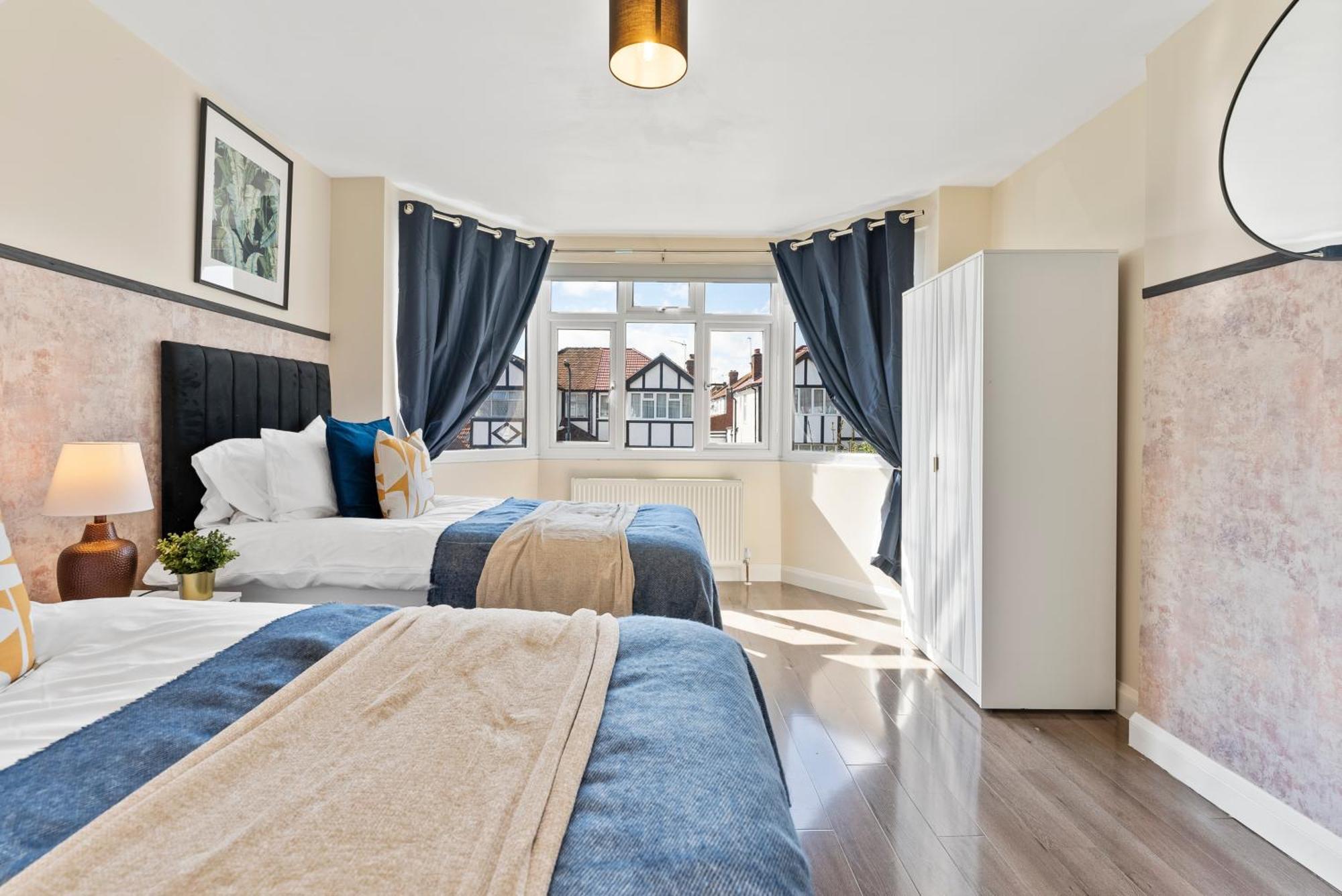 Stylish Wembley Gem - Parking -Sleeps 14 London Luaran gambar