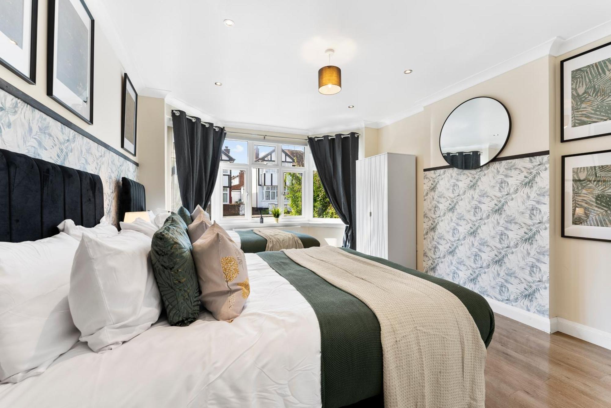 Stylish Wembley Gem - Parking -Sleeps 14 London Luaran gambar